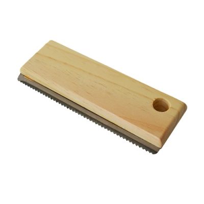 Cepillo Hispano Hípica Quita Pelos con Mango de Madera